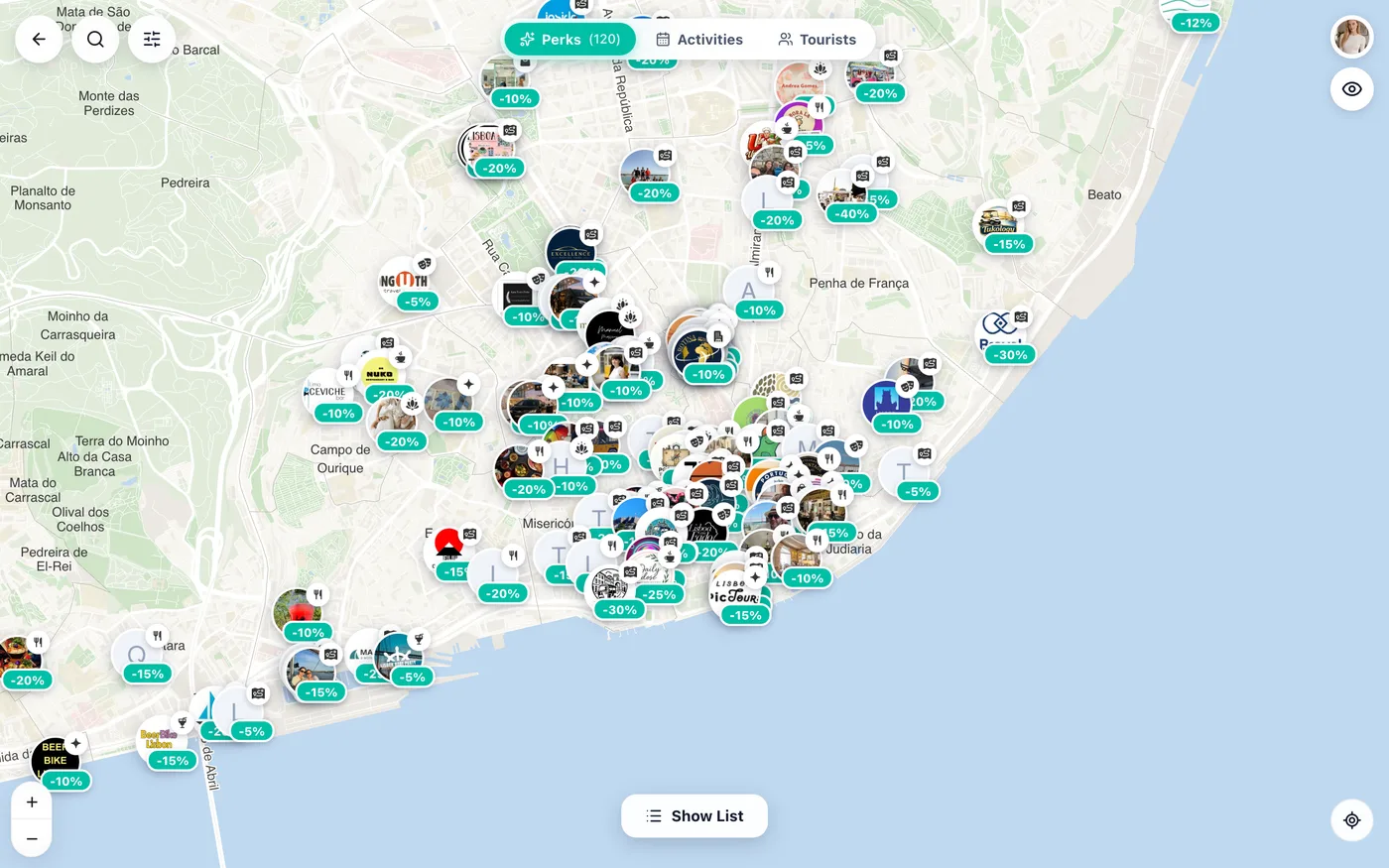 El mapa de ventajas en Lisboa, con pines de socios que muestran descuentos del 5 % al 40 %